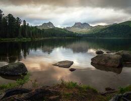lluvia a puesta de sol a un montaña lago. ergaki naturaleza parque en el montañas de Siberia. occidental decir foto