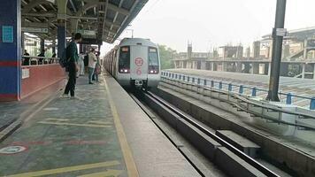 nieuw Delhi Indië - oktober 09 2023 - Delhi metro trein aankomen Bij jhandewalan metro station in nieuw Delhi, Indië, Azië, openbaar metro vertrek van jhandewalan station video