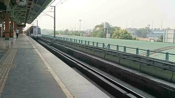 nuevo Delhi India - octubre 09 2023 - Delhi metro tren llegando a jhandewalan metro estación en nuevo Delhi, India, Asia, público metro partiendo desde jhandewalan estación video