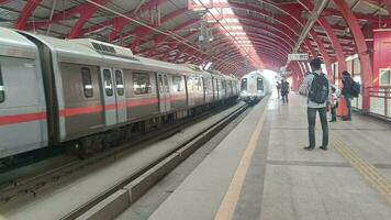 nuovo delhi India - ottobre 09 2023 - delhi la metropolitana treno in arrivo a jhandewalan la metropolitana stazione nel nuovo delhi, India, Asia, pubblico la metropolitana in partenza a partire dal jhandewalan stazione video