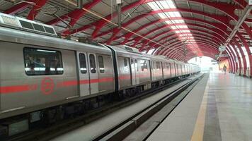 ny delhi Indien - oktober 09 2023 - delhi metro tåg anländer på jhandewalan metro station i ny delhi, Indien, Asien, offentlig metro avgår från jhandewalan station video