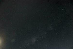 un maravilloso noche cielo presentando el lechoso camino galaxia foto