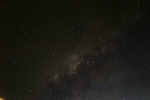 un maravilloso noche cielo presentando el lechoso camino galaxia foto