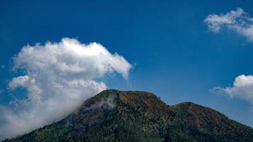 ver de montañas con blanco nubes en el cielo foto