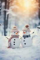 dos linda muñecos de nieve en de punto sombreros y bufandas en un invierno bosque. familia y amigos concepto, Copiar espacio. ai generado. foto