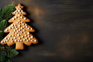 pan de jengibre Navidad árbol hecho en casa Galleta en oscuro antecedentes con Copiar espacio. invierno Días festivos pasteles ai generado. foto