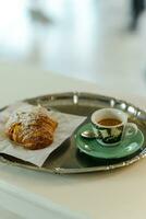 Café exprés café, naranja jugo. y lactoso Pastelería crema cuerno a el bar para desayuno. foto