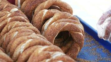 Turks bagel simit verkoop Bij taqsim plein in een busje video