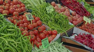 Fresco vegetales de venta en un súper tienda en Turquía . video