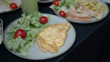 llanura huevo tortilla y Cereza tomate en desayuno mesa video