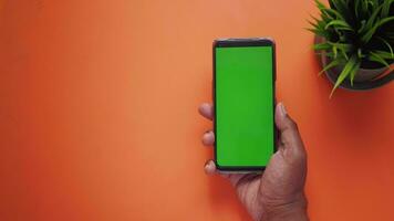 Draufsicht der Hand des jungen Mannes mit Smartphone mit grünem Bildschirm video