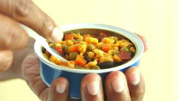 cuillère choisir en conserve thon et mixte des légumes video