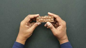quebra Sombrio chocolate com mão lento movimento , video