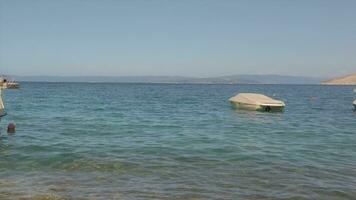 barcos son atracado en el agua cerca un playa video