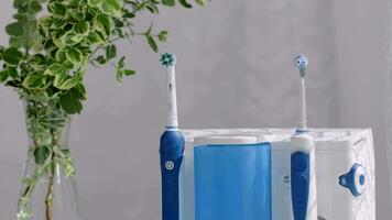 uma azul e branco elétrico escova de dente sentado em uma mesa video