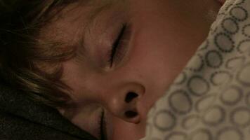 uma jovem Garoto dormindo dentro cama com dele olhos fechadas video