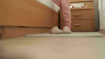 un' persona in piedi su un' letto con un' paio di scarpe video