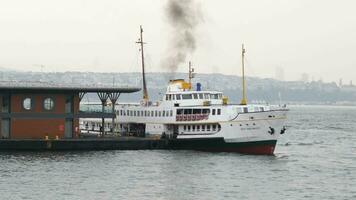 kalkoen Istanbul 18 juli 2023. vervoer veerboot in de Bosporus Bij karakoy terminal video