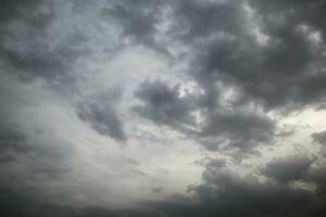 dramático nublado cielo para antecedentes y fondo de pantalla. foto