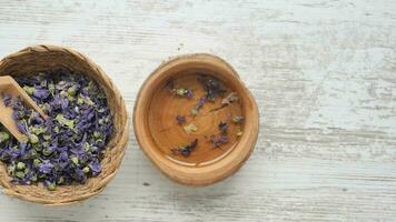 Aceite esencial de lavanda y flores en la mesa con espacio de copia video