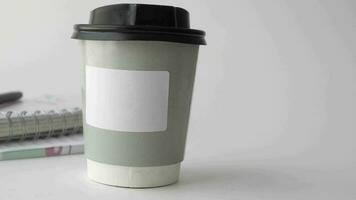 Vide prendre une façon kraft café tasse sur table , video