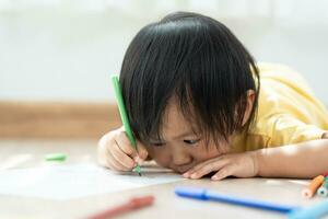 contento Asia niños jugando aprendizaje pintar en papel. actividad, desarrollo, iq, equivalente, meditación, cerebro, músculos, esencial habilidades, familia teniendo divertido gasto hora juntos. fiesta foto