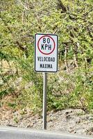 a sign that says 80 kmh velocidad maxima photo