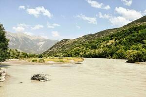 un río en las montañas foto