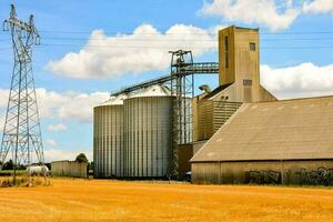 un grano silo y granero en un campo foto