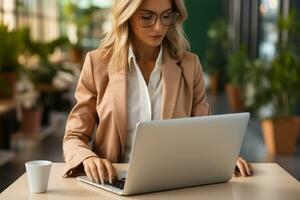 cerca arriba de negocio mujer manos mecanografía en ordenador portátil computadora, buscando y surf el Internet en oficina escritorio, en línea laboral, teletrabajo, persona de libre dedicación a trabajo concepto. generativo ai. foto