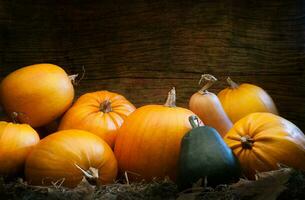 otoño calabazas en un de madera antecedentes como decoraciones para acción de gracias día foto