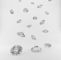 un montón de brillante diamantes que cae en gris antecedentes foto