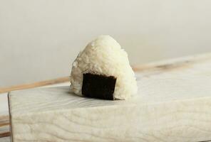 mini onigiri con algas marinas cinturón foto