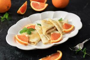 tradicional francés crepe suzette con naranja salsa foto