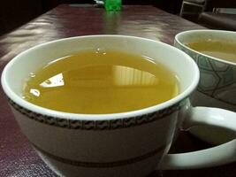 taza de té en un mesa en un cafetería, de cerca foto