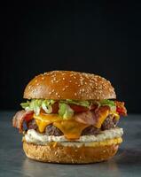 hecho en casa hamburguesa con carne de res, queso y vegetales en negro antecedentes foto