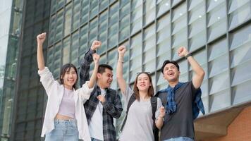 grupo de contento joven empresarios con manos arriba y riendo a celebrar y emocionado éxito para logros obtenido. de licenciatura estudiantes celebrar éxito después final proyecto, trabajo en equipo concepto foto