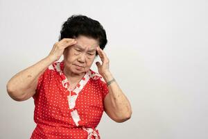 un mayor mujer quien tiene un grave dolor de cabeza sufre desde un carrera ,cerebro enfermedad,paciente participación cabeza con su mano,sufrimiento desde senil demencia,memoria trastornos, confuso antiguo mayor con Alzheimer foto