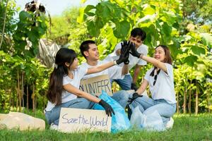 contento joven asiático estudiantes diverso voluntarios sostener un Campaña firmar para limpieza en el parque, el concepto de ambiental conservación en mundo ambiente día, reciclaje, caridad para sostenibilidad. foto