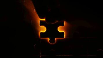 Stücke von ein Puzzle Puzzle gefüllt mit Orange Beleuchtung durch Hand Erfolg Konzept, 4k Auflösung video