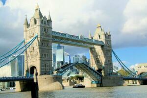 A view of Tower Bridge opening and closing its drawbridge photo