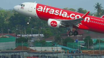 phuket, thailand december 3, 2018 - flygbuss a320 av airasia tar av och klättrande på phuket flygplats, sida se. passagerare flyg avresa. asiatisk lågpris lämnar. video