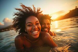 retrato de un contento mezclado carrera Pareja teniendo divertido en el agua a atardecer, negro pareja, viaje y playa divertido mientras riendo en puesta de sol naturaleza aventuras y verano vacaciones, ai generado foto