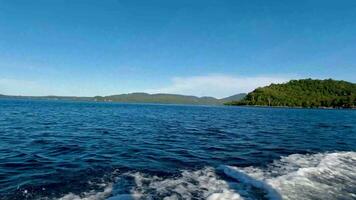 bateau équitation voyage autour sabang île à le le coucher du soleil. magnifique paysage de sabang île, aceh Indonésie. bateau équitation pov video