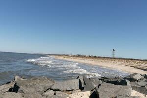 áspero navegar de el Oceano masa el playa a capa mayo nuevo jersey con casas en el atrás. foto