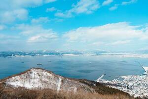 hermosa paisaje y paisaje urbano desde hakodate montaña con nieve en invierno estación. punto de referencia y popular para atracciones en Hokkaidō, japon.viajes y vacaciones concepto foto