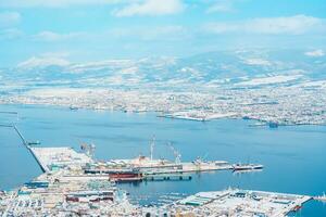 hermosa paisaje y paisaje urbano desde hakodate montaña con nieve en invierno estación. punto de referencia y popular para atracciones en Hokkaidō, japon.viajes y vacaciones concepto foto