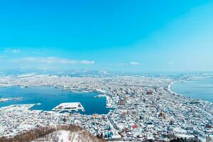 hermosa paisaje y paisaje urbano desde hakodate montaña con nieve en invierno estación. punto de referencia y popular para atracciones en Hokkaidō, japon.viajes y vacaciones concepto foto