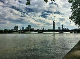 una vista del río támesis en londres foto