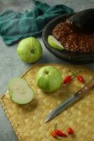 rujak buah o indonesio Fruta ensalada servido con picante palma azúcar salsa y suelo miseria foto